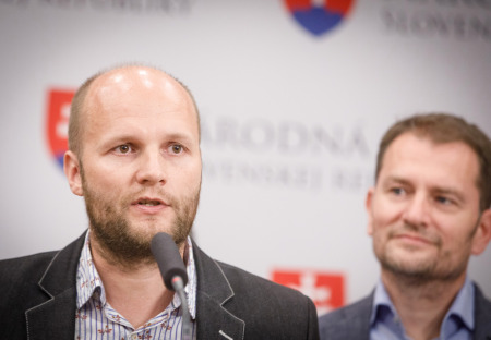 Arogantný minister o demonštrantoch: Ste opice, bitkári a psychopati