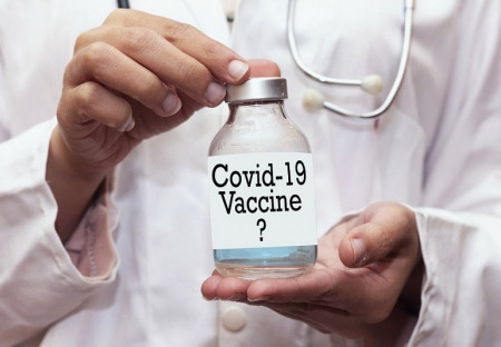 Co vám o vakcíně proti COVID-19 neřekli a proč je nutná opatrnost