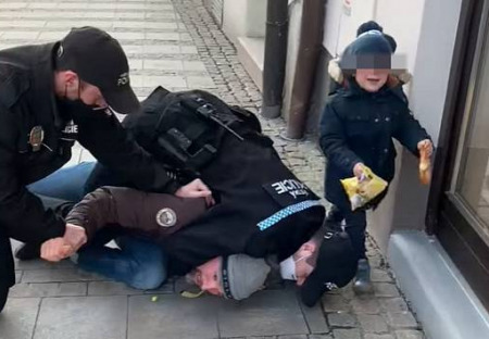 Zákrok policie v Ostravě a teď v Uherském Hradišti.