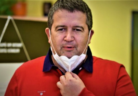 Piráti zaslali otevřený dopis ministrům Hamáčkovi a Blatnému. Žádají vysvětlení pochybných nákupů respirátorů, ohrožení zdraví občanů a ignoraci českých výrobců