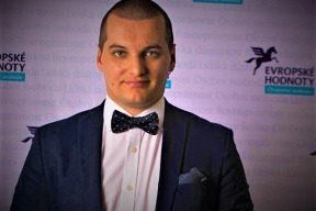 kdo-je-dezinformator-ten-kdo-pouziva-argumentacni-fauly-o-manipulacni-technice-otravena-studna-a-dalsich-zavaznych-souvislostech