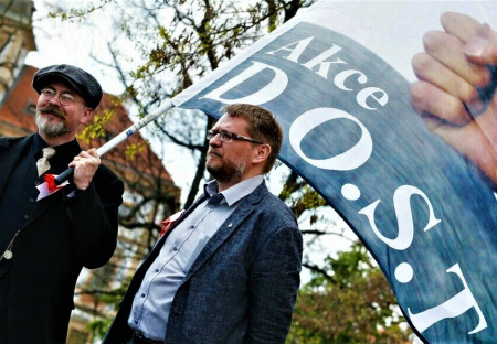 Staré totalitní praktiky s novou tváří – – Co se skrývá za kouřovou clonou covidu? – 26. dubna 2021