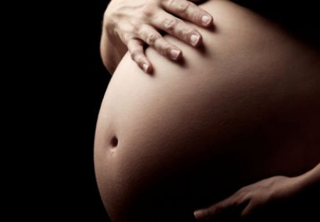 Britské úřady odebraly ženě dítě císařským řezem