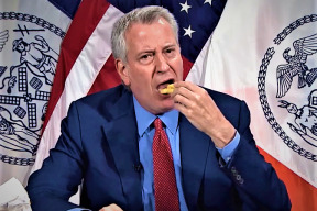 idiocie-v-primem-prenosu-starosta-new-yorku-k-ockovani-dostanete-hranolky-a-burger-zdarma