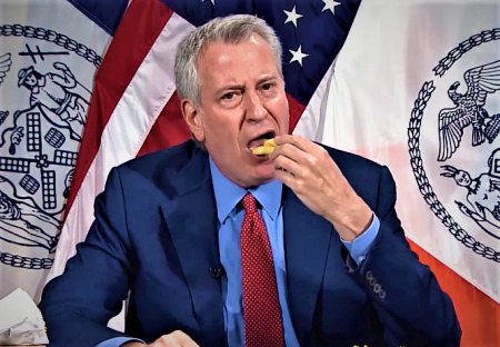 Idiocie v přímém přenosu - Starosta New Yorku: K očkování dostanete hranolky a burger zdarma