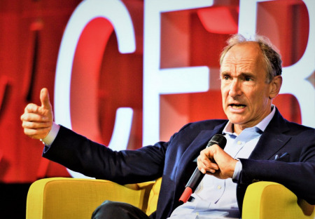 Zakladatel internetu Tim Berners-Lee chce dát lidem kontrolu nad jejich osobními údaji. Může uspět?