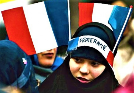 Imigrant? Další policistka pobodána!