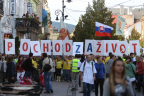 zazrak-v-kosicich-desitky-tisic-lidi-v-pochodu-za-zivot-ve-francii-ci-na-slovensku-se-lide-probouzeji-ceska-media-o-zazraku-mlci