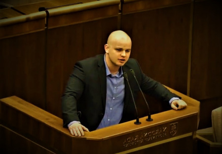 Milan Mazurek v NRSR: Mengele, apartheid, zvrátení fašisti, fašistická totalita, odporné kreatúry... a další lahůdky na adresu slovenské vládnoucí koalice