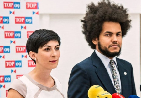 Hej hou, hej hou, migranti k Adamové domů jdou...