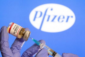 vakcina-comirnaty-od-spolecnosti-biontech-pfizer-pod-mikroskopem