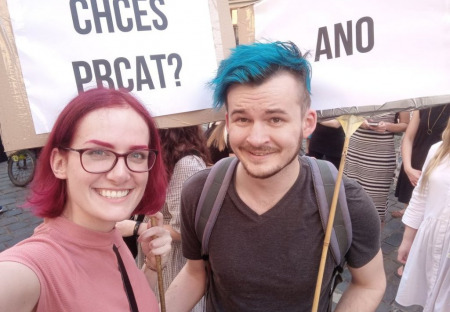 Nestarej se, co má soused na dvoře, ale starej se, abys sám měl ve stodole!