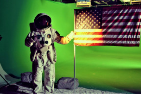 jak-reagovali-americti-astronauti-kdyz-meli-prisahat-na-bibli-ze-se-skutecne-prochazeli-po-mesici