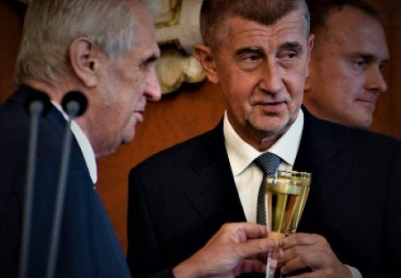 Babišovo drtivé vítězství, které je bez Hradu prohrou.