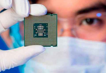 Šéf výrobce polovodičů Intel: Čipů je dost, ale automobilky je nechtějí
