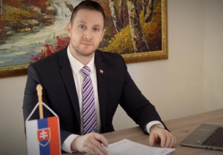 Milan Uhrík predsedníčke Eurokomisie Leyenovej: Neprovokujte strednú Európu!