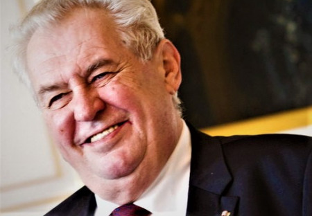 Krátké připomenutí a srovnání nejen pro "demokratické" hulváty a pučisty.
