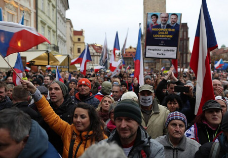 Včerejší "zneuctění" památky 17. listopadu hloučkem "podvratných živlů, coviďáků, odpadlíků, antivaxerů a protispolečenského xindlu" na Staromáku.
