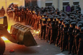 ukrajinsti-mirumilovni-demonstranti-upaluji-policisty-podivejte-se-jake-zrudy-podporuje-evropska-unie-a-usa