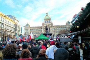 demonstrace-proti-covid-apartheidnimu-fasizmu-a-proti-nasilnemu-ockovani-ze-dne-12-12-2021-na-vaclavaku-praha