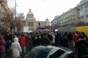 demonstrace-proti-covid-apartheidnimu-fasizmu-a-proti-nasilnemu-ockovani-ze-dne-12-12-2021-na-vaclavaku-praha