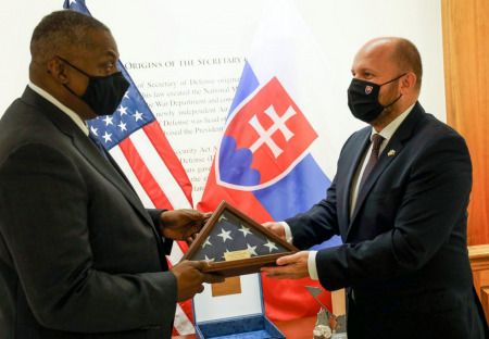 Zmluva s USA znamená dlhodobú a početnú vojenskú prítomnosť Američanov v SR