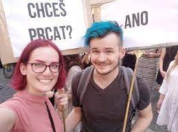 pirati-predlozili-navrhy-na-dostupnejsi-bydleni-skolky-i-skoly-a-castecne-uvazky-pro-rodice