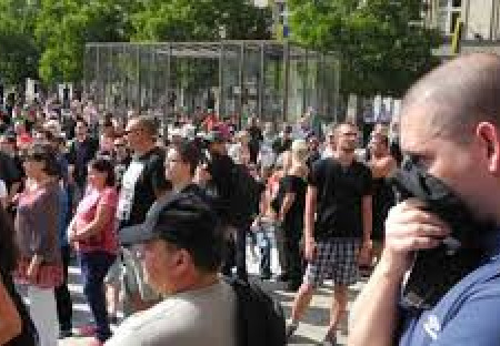 V Příbrami dnes protestovalo asi 50 pravicových radikálů