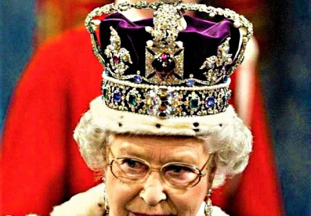 Příběh loupežné koruny britské královny.