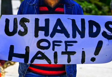 USA ruce pryč od Haiti!