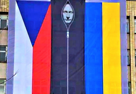 Obraz prezidenta P. v černém pytli vedle české a ukrajinské vlajky jako anomie společnosti