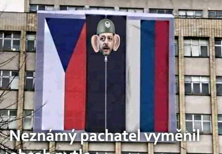 Neznámý pachatel změnil výzdobu na MV