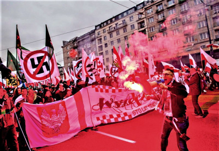 Pochod nezávislosti v Polsku proti ukrajinizaci. Spálena německá vlajka a pošlapána EU a LGBT