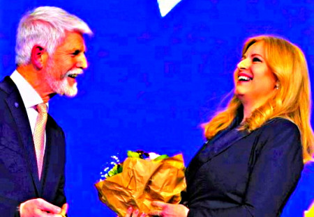 Čaputová sa nechutne hodila k nohám Petra Pavla!
