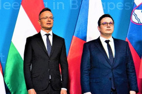 jan-schneider-je-lipavsky-jen-hlupak-nebo-je-to-protrely-arogantni-lhar