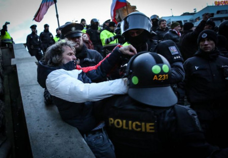 POLICEJNÍ PROVOKACE PŘED BUDOVOU NM JE NA DEMISI MINISTRA RAKUŠANA