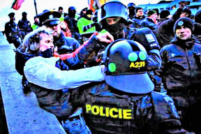 demonstrace-na-vaclavaku-zadne-cesko-proti-bide-ale-hajlovani-nasili-a-propagace-terorismu