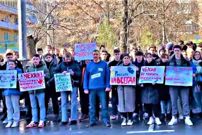 v-den-vyroci-pripojeni-krymu-k-rusku-usporadali-rusti-mladi-aktiviste-protestni-shromazdeni-pred-ceskou-ambasadou-v-moskve