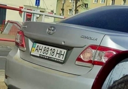 Toto je jedno z UA aut jezdících po ČR - všimněte si značky !!!