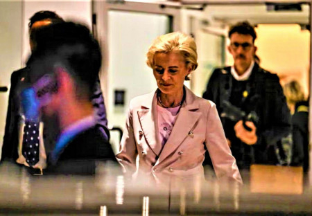 Ursula von der Leyenová opustila ČLR přes běžný terminál na letišti - s kontrolou zavazadel a pasů.