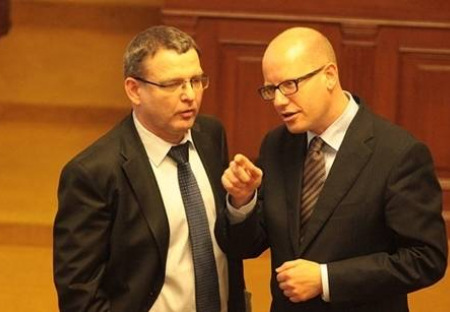 Rétorika sebezahleděnosti, sebestřednosti a řiťolezectví politiků pokračuje