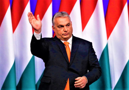 Orbán na konzervativní konferenci požaduje: "Žádná migrace, žádné pohlaví, žádná válka!"