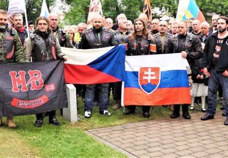 Noční vlci - položení květin vojákům Rudé armády, osvoboditelům Československa od nacistického Německa v roce 1945, neděle 7. 5. 2023