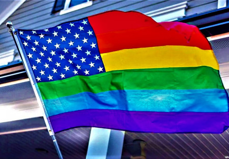 Průzkum CDC: Čtvrtina středoškoláků v USA se identifikuje jako „LGBQ“
