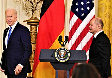 Proč jsou Němci tak servilní k USA?