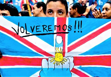 Británie varuje Argentinu před „těžkými ztrátami“, pokud zahájí novou invazi na Falklandy (Malvíny)