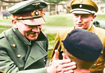 Ve výcvikovém středisku ve Lvově se teenageři připravují na bojové operace.