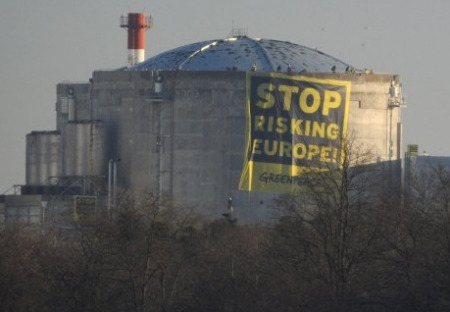 Jaderná elektrárna Fessenheim: aktivisté Greenpeace vnikli do areálu (+ další jaderné zprávy)