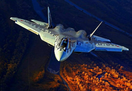 Rusko vytváří první pluk stíhaček Su-57 vyzbrojených vysoce přesnou kazetovou bombou "Drel"