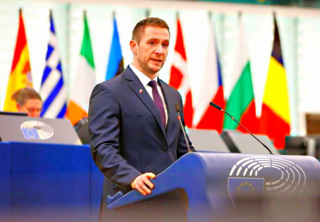 Leyenová sa vyhráža strednej Európe. Uhrík jej oponuje.